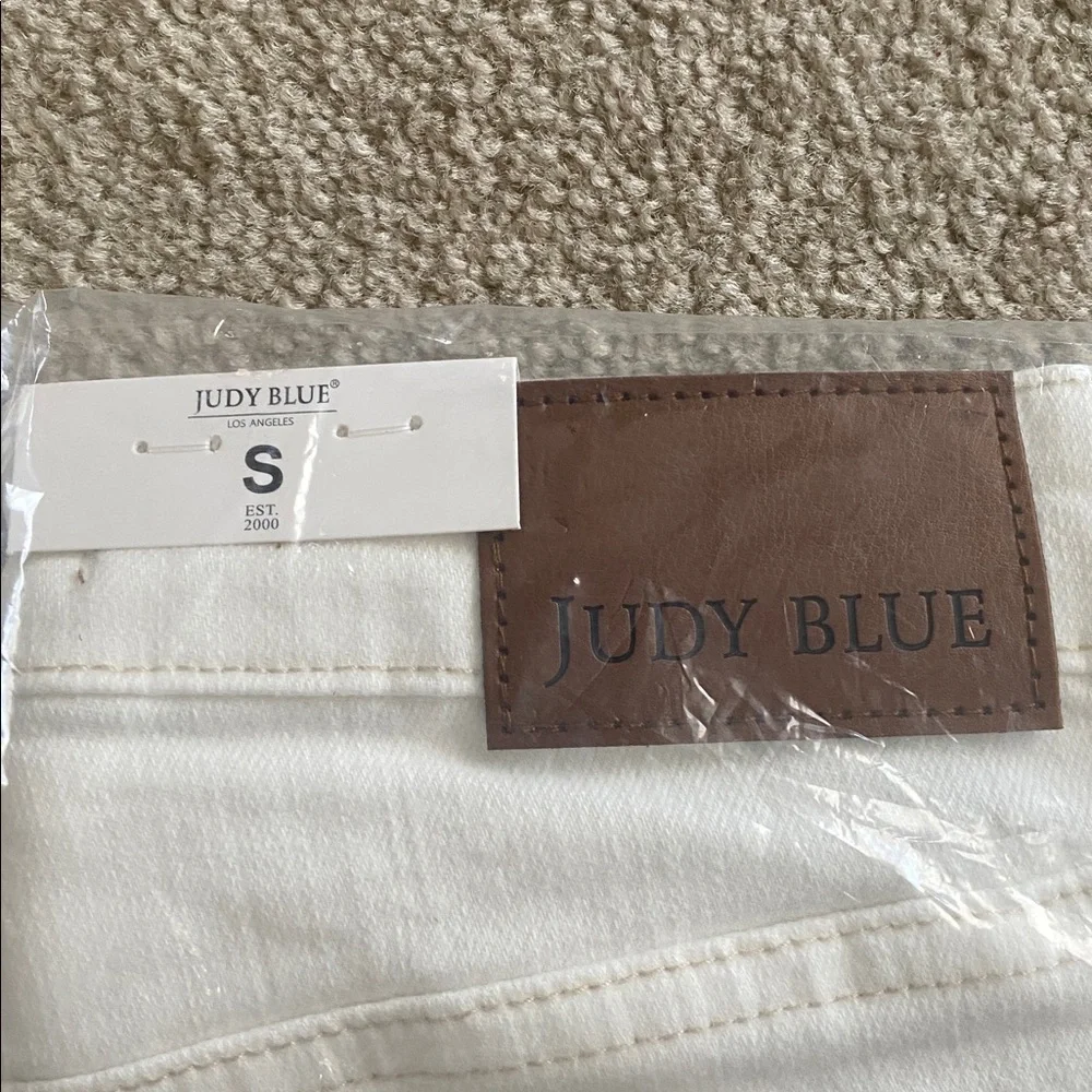 Judy blue NWT white shearling cuff shorts size small - Picture 3 of 9